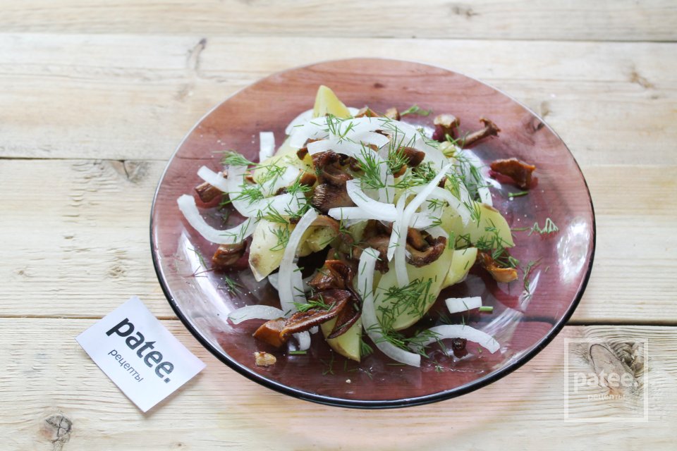 Теплый салат с молодым картофелем и лисичками - Шаг 17