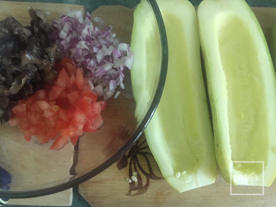 Запечённые лодочки с овощами и фаршем ПП - Шаг 1