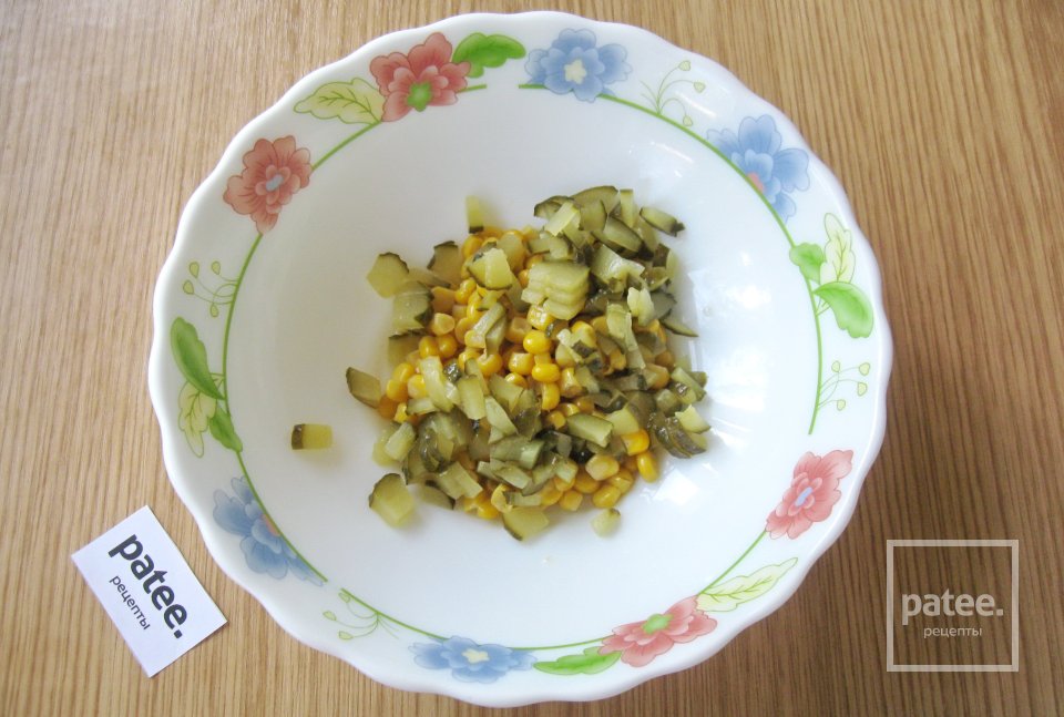 Куриный салат с кукурузой и маринованными огурцами - Шаг 4