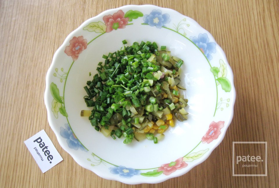 Куриный салат с кукурузой и маринованными огурцами - Шаг 5