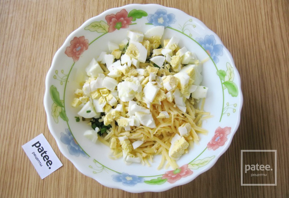 Куриный салат с кукурузой и маринованными огурцами - Шаг 7