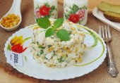 Куриный салат с кукурузой и маринованными огурцами
