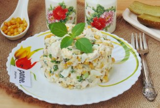 Куриный салат с кукурузой и маринованными огурцами