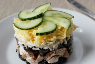 Салат с курицей и черносливом