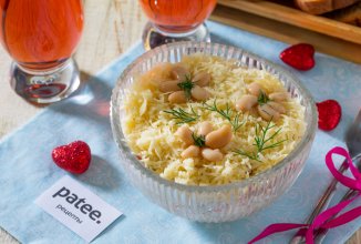 Салат с крабовыми палочками, фасолью, сыром и помидорами