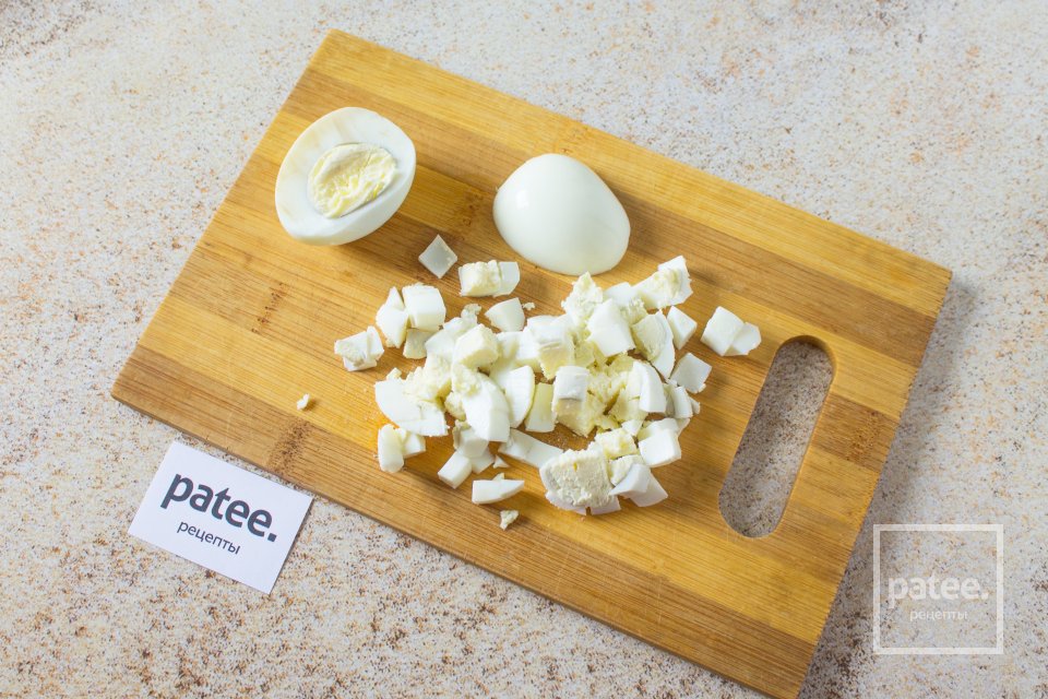 Салат с крабовыми палочками, фасолью, сыром и помидорами - Шаг 3