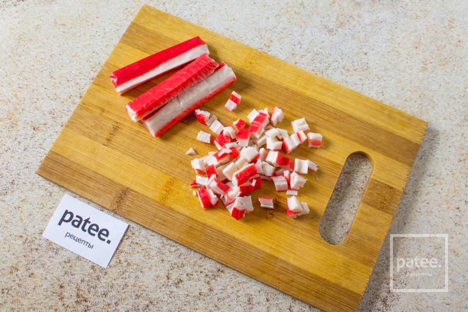 Салат с крабовыми палочками, фасолью, сыром и помидорами - Шаг 4