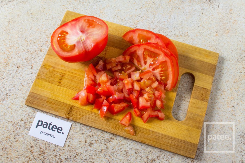 Салат с крабовыми палочками, фасолью, сыром и помидорами - Шаг 5