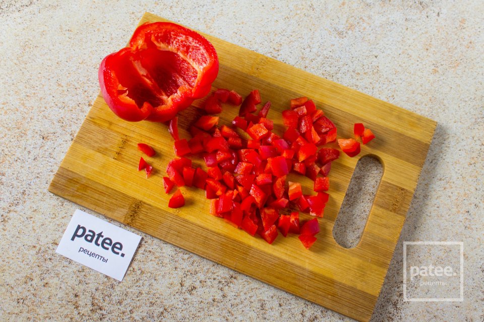 Салат с крабовыми палочками, фасолью, сыром и помидорами - Шаг 6