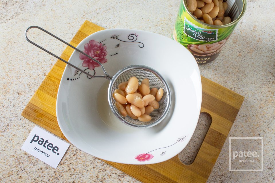 Салат с крабовыми палочками, фасолью, сыром и помидорами - Шаг 7