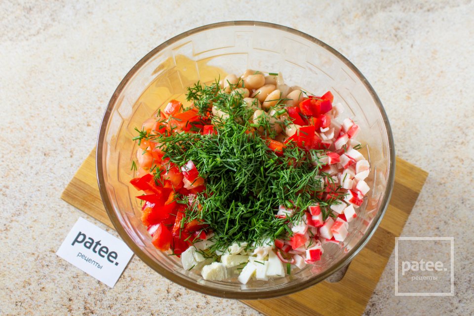 Салат с крабовыми палочками, фасолью, сыром и помидорами - Шаг 8