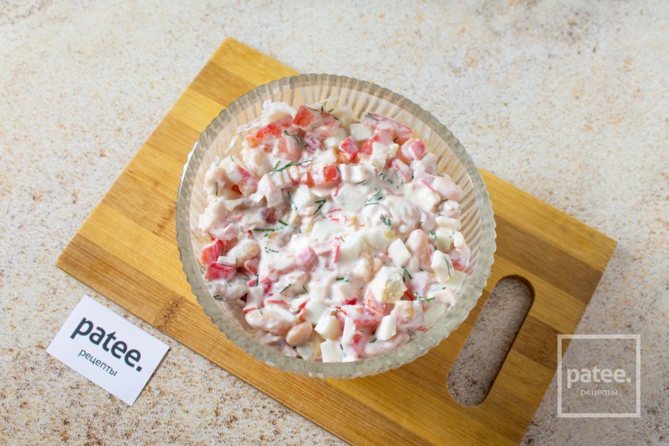 Салат с крабовыми палочками, фасолью, сыром и помидорами - Шаг 10