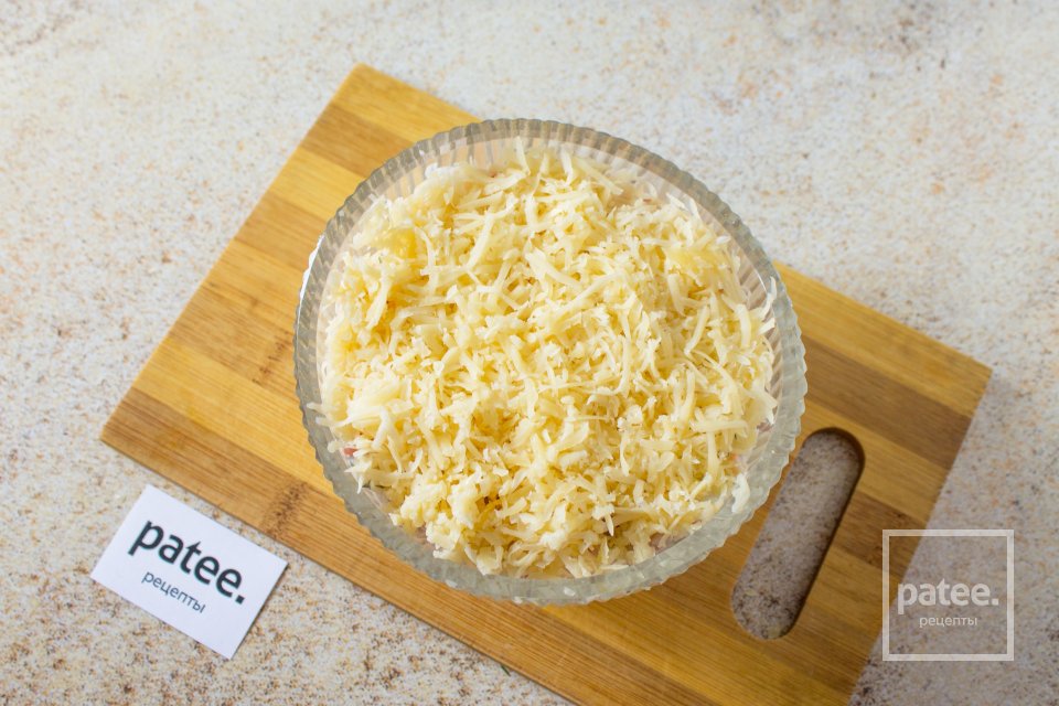 Салат с крабовыми палочками, фасолью, сыром и помидорами - Шаг 11