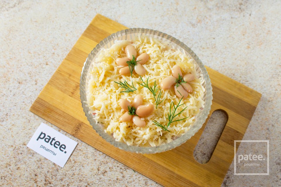 Салат с крабовыми палочками, фасолью, сыром и помидорами - Шаг 12