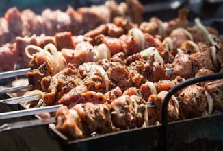 Шашлык из свинины с горчицей в консервированных томатах