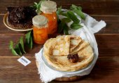 Постные блины на дрожжах с медом