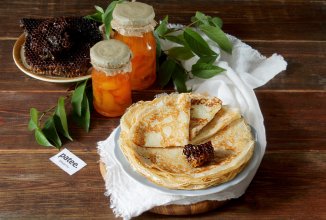 Постные блины на дрожжах с медом