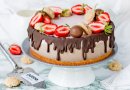 Творожный торт с клубникой и шоколадом