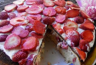 Бисквит с клубникой