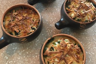 Шпинат с овощами в горшочке