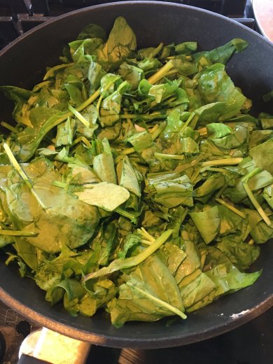 Шпинат с овощами в горшочке - Шаг 1