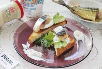 Бутерброды с рыбой и острым соусом