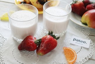 Молочный коктейль с мороженым и клубникой