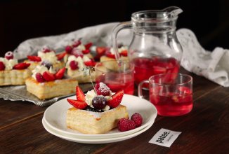 Простое пирожное из слоеного теста с творожным кремом и ягодами