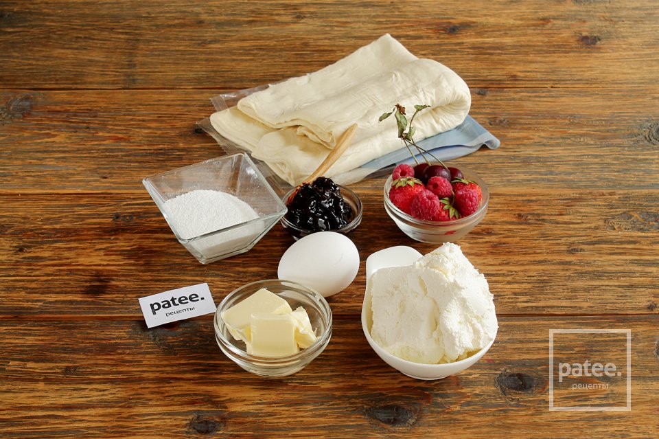 Простое пирожное из слоеного теста с творожным кремом и ягодами - Шаг 1