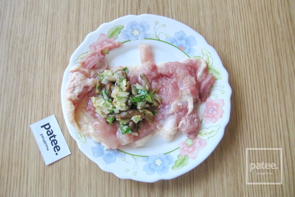 Рулетики из куриных бедер с опятами - Шаг 13