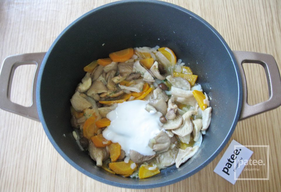 Минтай с грибами в сметане - Шаг 7