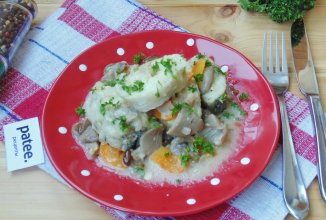 Минтай с грибами в сметане