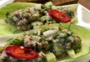 Салат 🥗"Морской бриз"🍃с печенью трески и сельдереем на листе цикория.