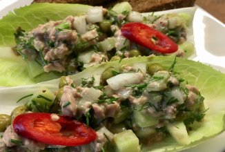 Салат 🥗"Морской бриз"🍃с печенью трески и сельдереем на листе цикория.