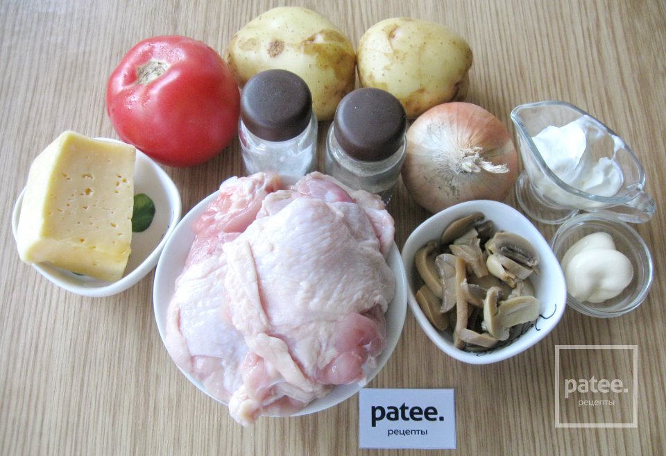 Куриные бедра с картофелем и грибами в духовке - Шаг 1