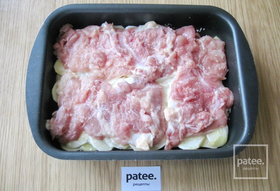 Куриные бедра с картофелем и грибами в духовке - Шаг 10