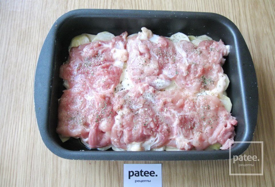 Куриные бедра с картофелем и грибами в духовке - Шаг 11