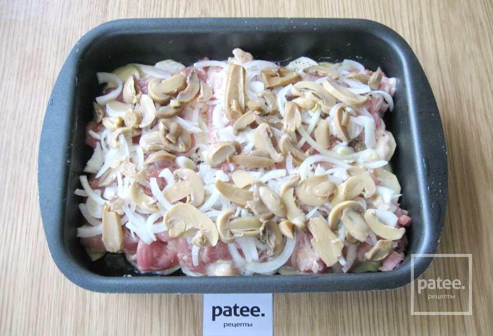 Куриные бедра с картофелем и грибами в духовке - Шаг 13