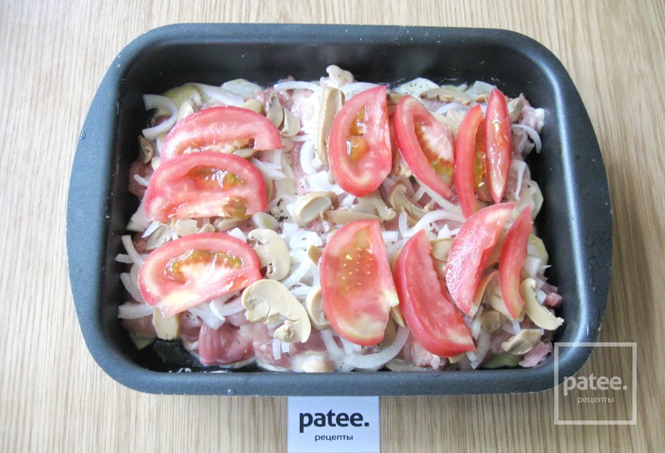 Куриные бедра с картофелем и грибами в духовке - Шаг 14