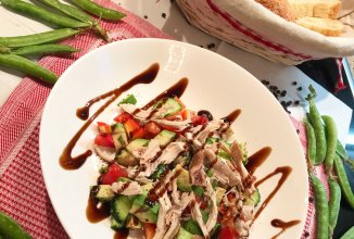 Салат из копченой курицы и овощей