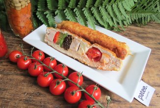 Сочные сосиски в тесте с овощами и куриным филе