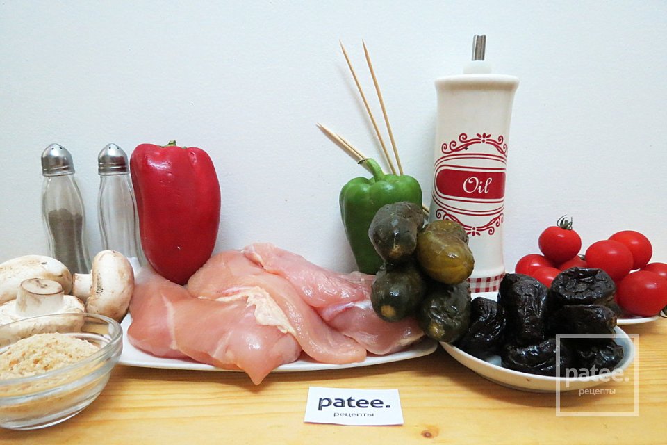 Сочные сосиски в тесте с овощами и куриным филе - Шаг 1