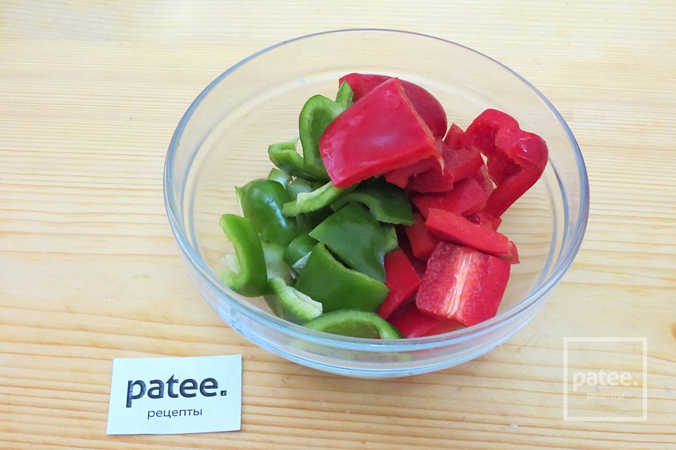 Сочные сосиски в тесте с овощами и куриным филе - Шаг 4