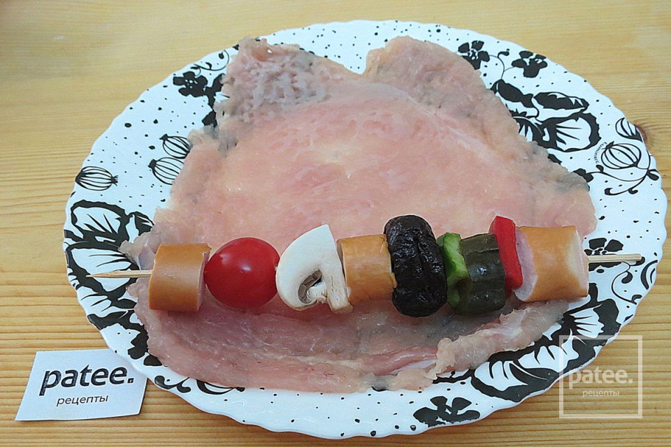 Сочные сосиски в тесте с овощами и куриным филе - Шаг 10