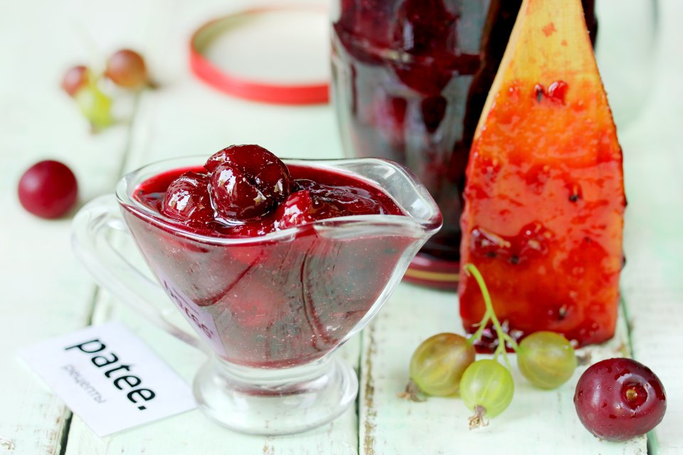 Компот в кастрюле. Крыжовник и вишня. Малина смородина крыжовник. Шиповник крыжовник вишня. Вино из крыжовника.