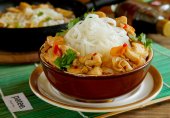 Курица с рисовой лапшой