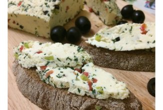 Домашний сыр с зеленью, перцами, маслинами