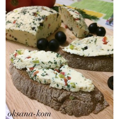 Домашний сыр с зеленью, перцами, маслинами
