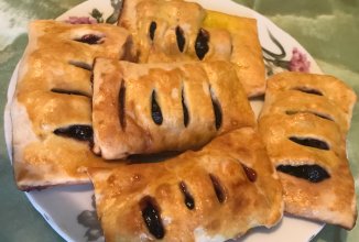 Слойки с вишневым вареньем