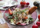 Лёгкий салат из свежих овощей с копчёной курицей